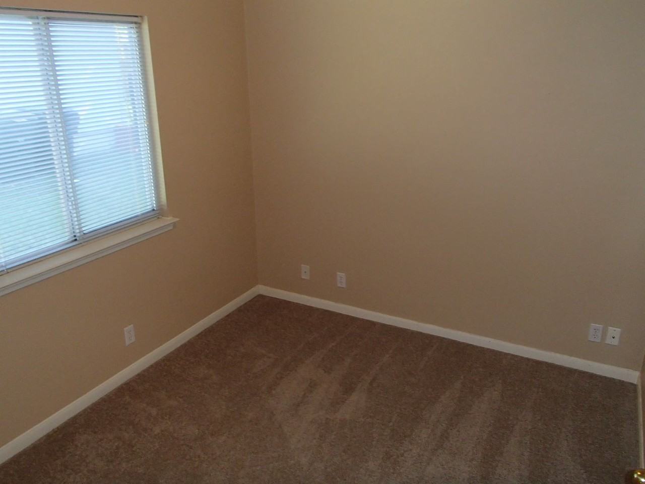 208 Juniper Dr - Photo 5 of 17