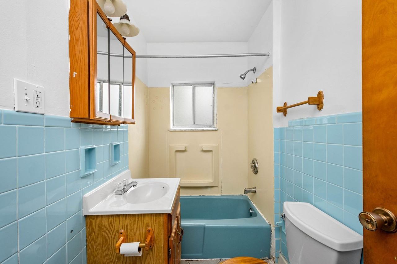 43 Lindsay Rd - Photo 2 of 19