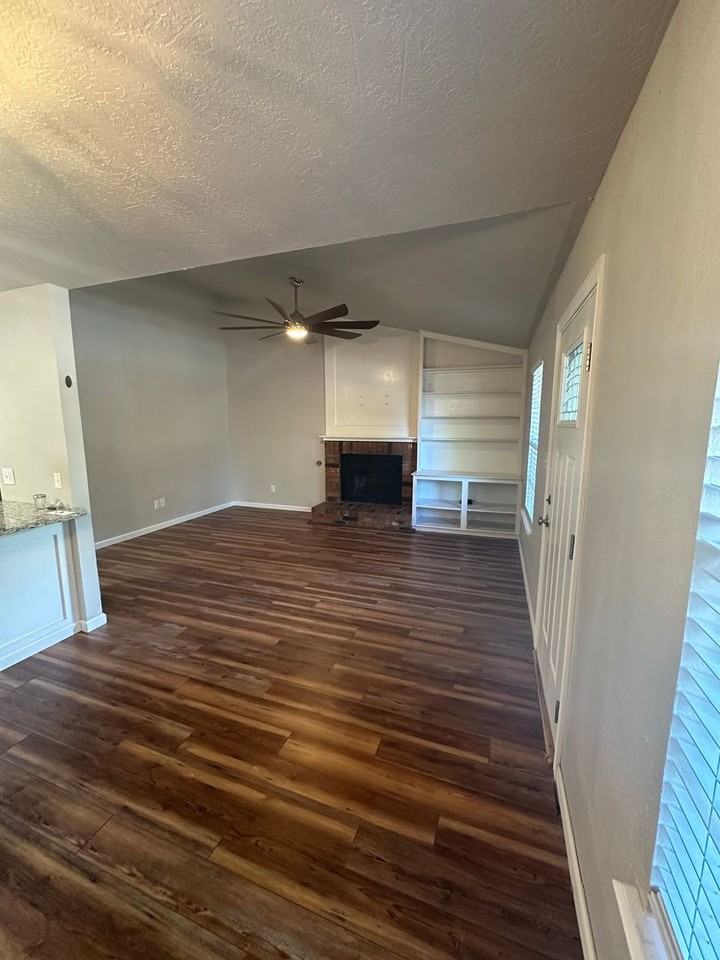725 Peregrine Dr - Photo 2 of 19