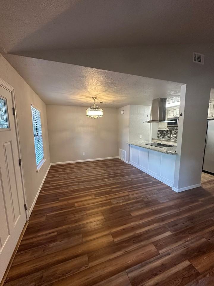 725 Peregrine Dr - Photo 3 of 19