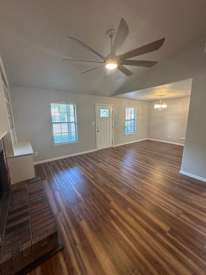 725 Peregrine Dr - Photo 4 of 19