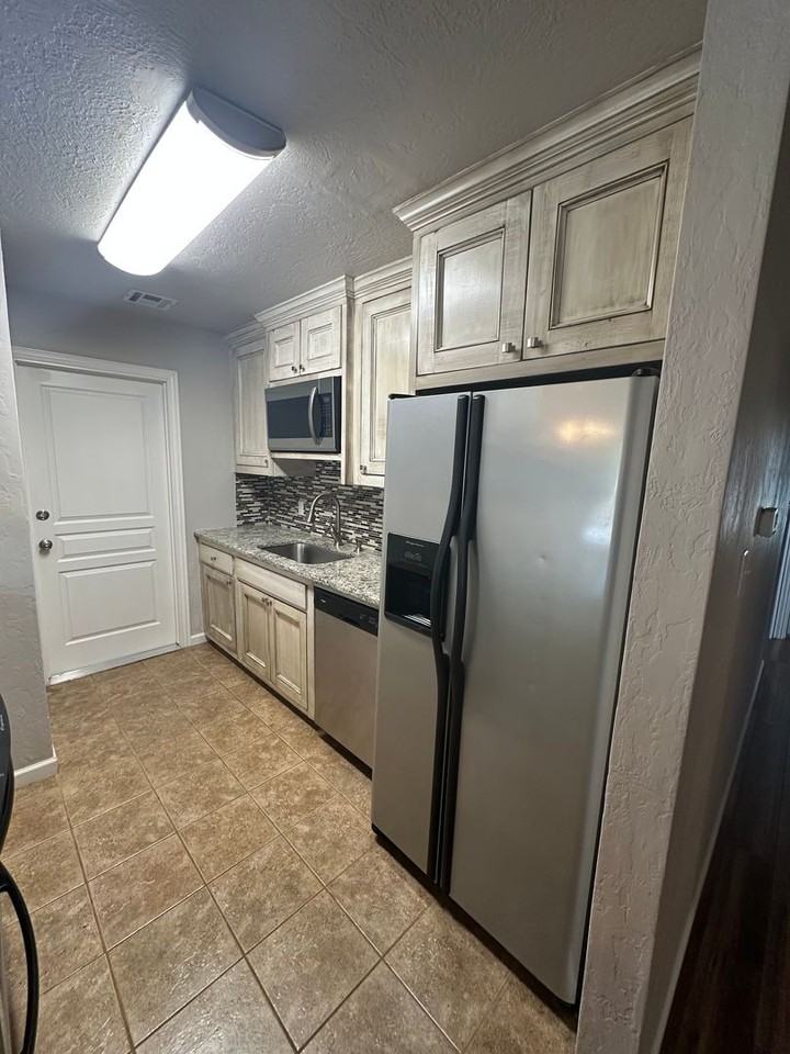 725 Peregrine Dr - Photo 6 of 19