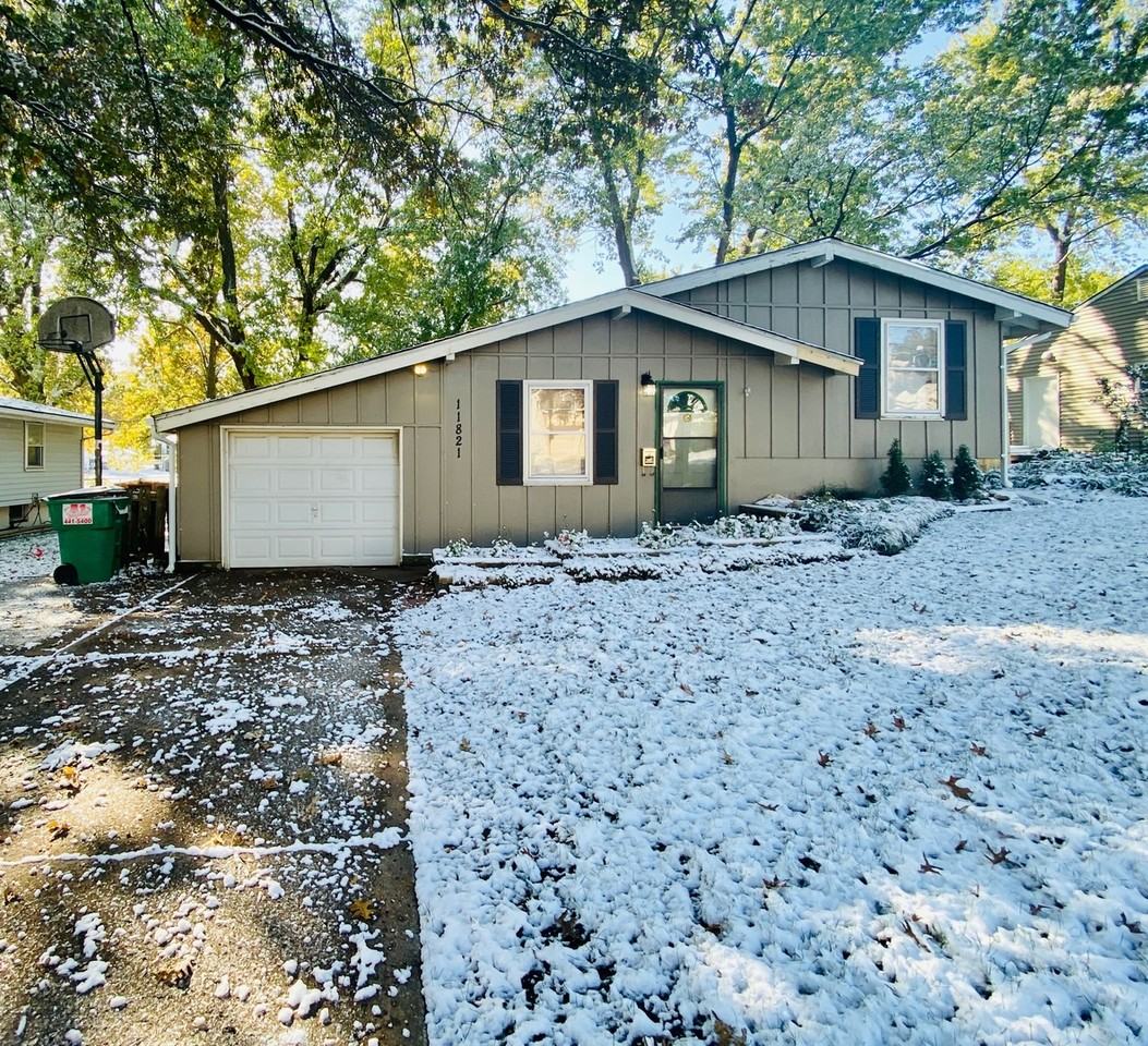 11821 W 67th St - Photo 2 of 31