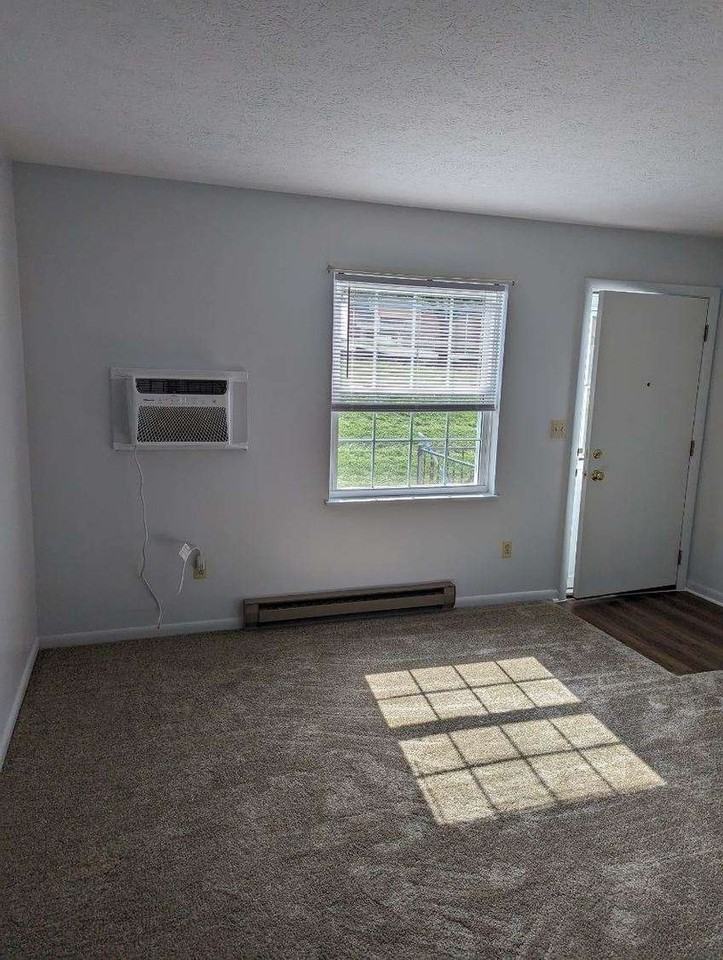 191 Rockingham Dr Apt E - Photo 2 of 8