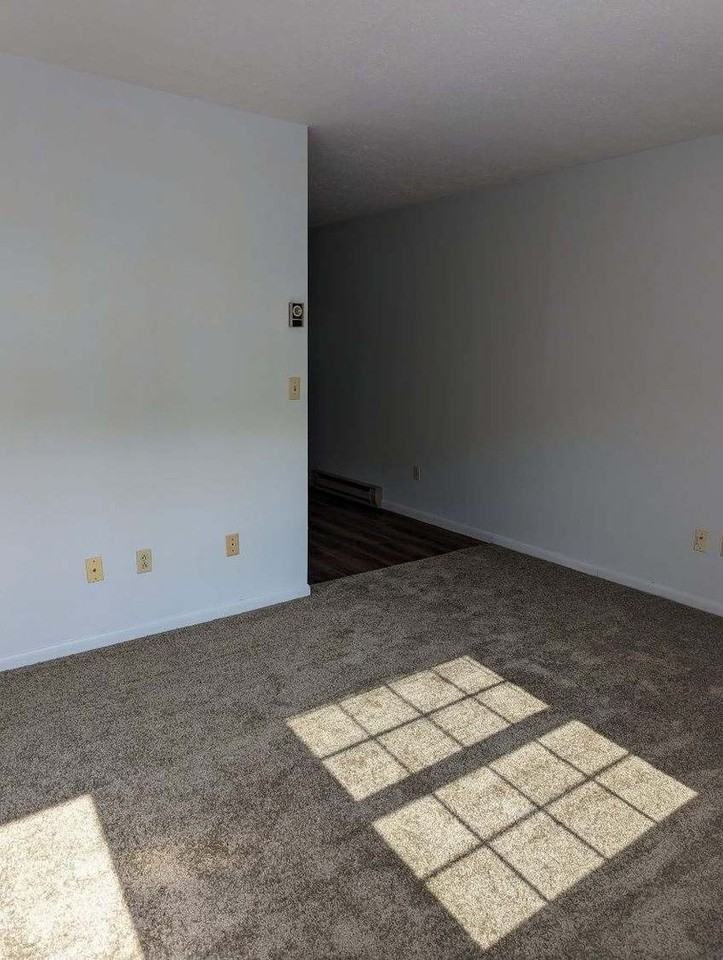 191 Rockingham Dr Apt E - Photo 3 of 8