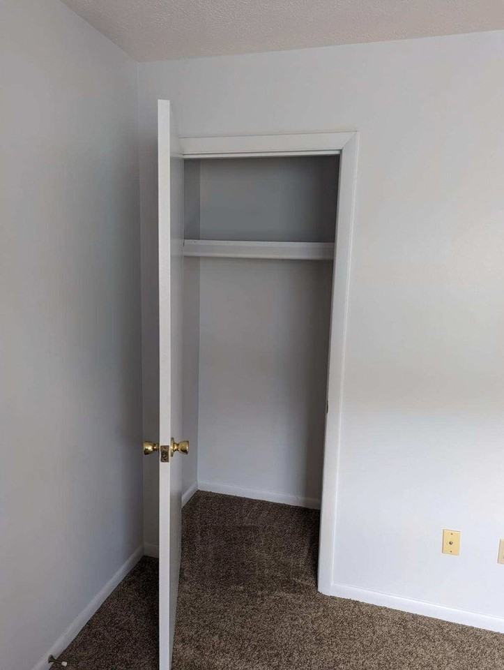 191 Rockingham Dr Apt E - Photo 4 of 8