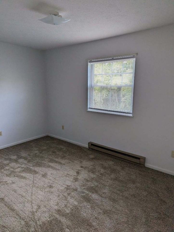191 Rockingham Dr Apt E - Photo 6 of 8