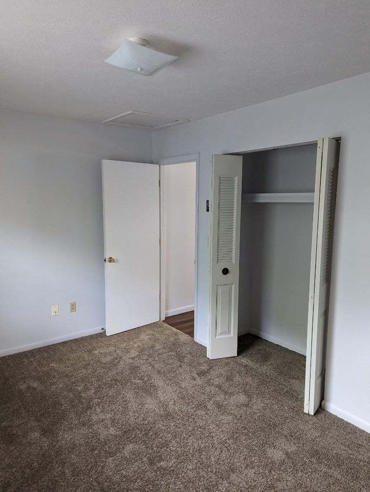 191 Rockingham Dr Apt E - Photo 7 of 8