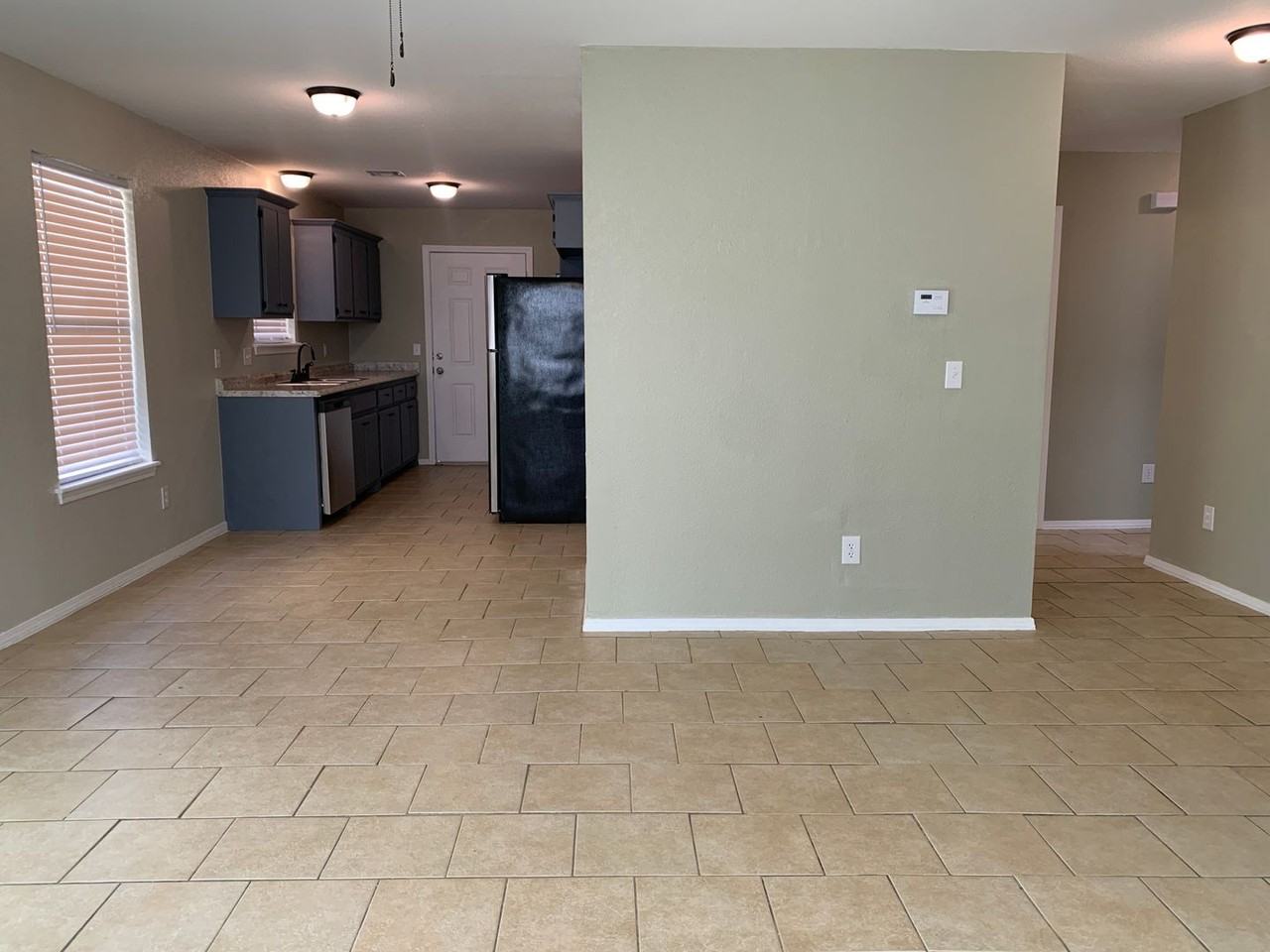 209 W Locust St - Photo 5 of 22