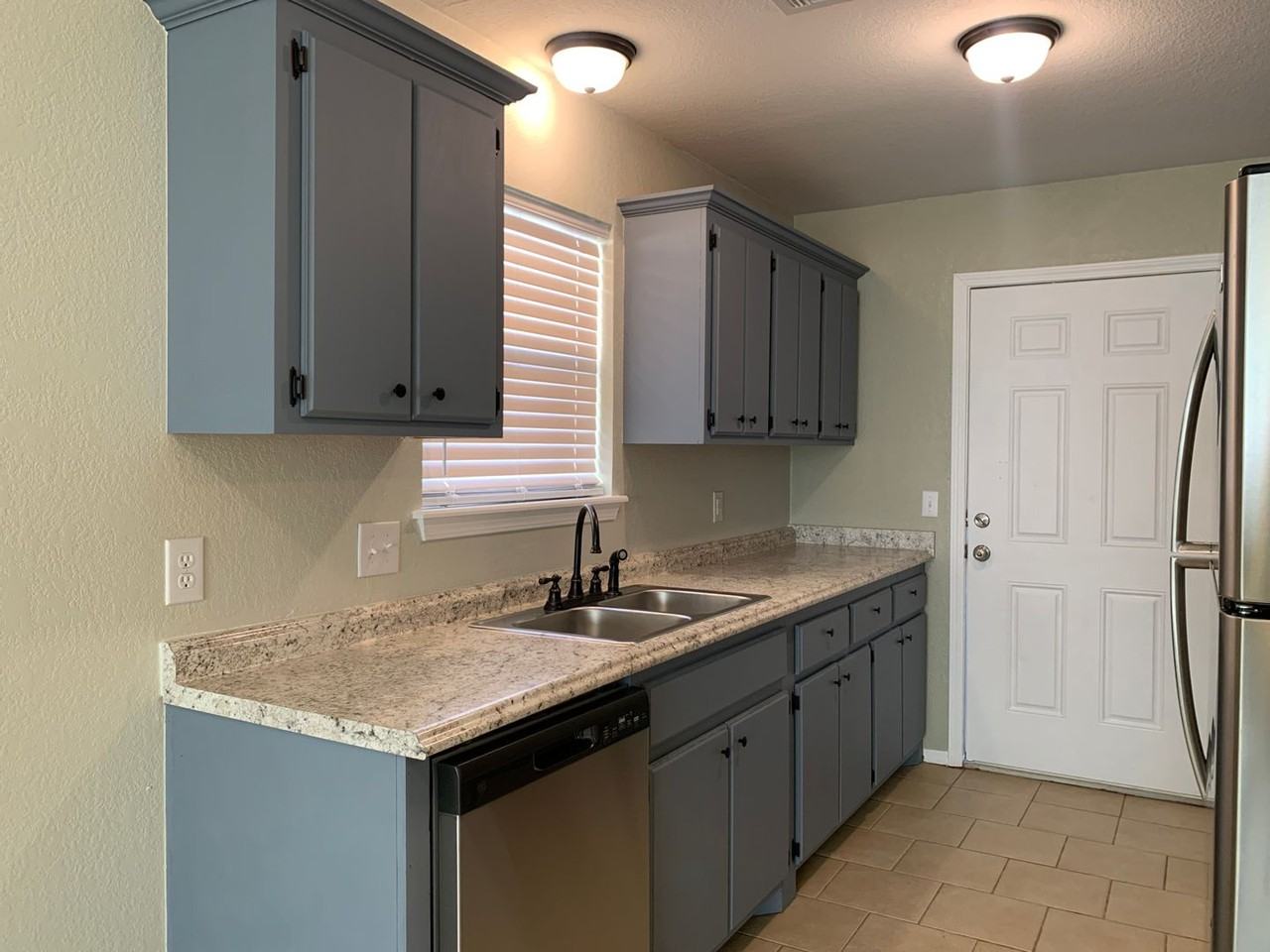 209 W Locust St - Photo 6 of 22