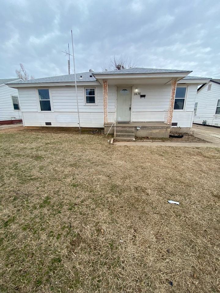 2436 Sw 45th St - Photo 3 of 9