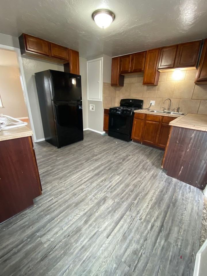 2436 Sw 45th St - Photo 5 of 9
