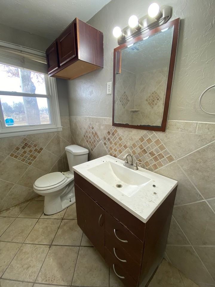 2436 Sw 45th St - Photo 7 of 9