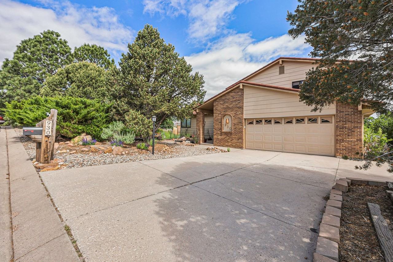 930 Point Of The Pines Dr - Photo 2 of 35