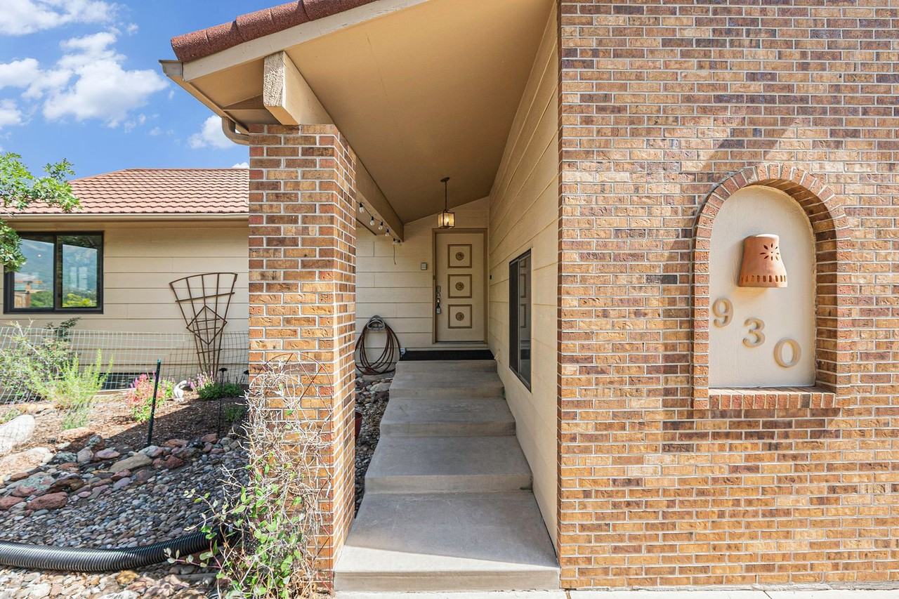 930 Point Of The Pines Dr - Photo 4 of 35