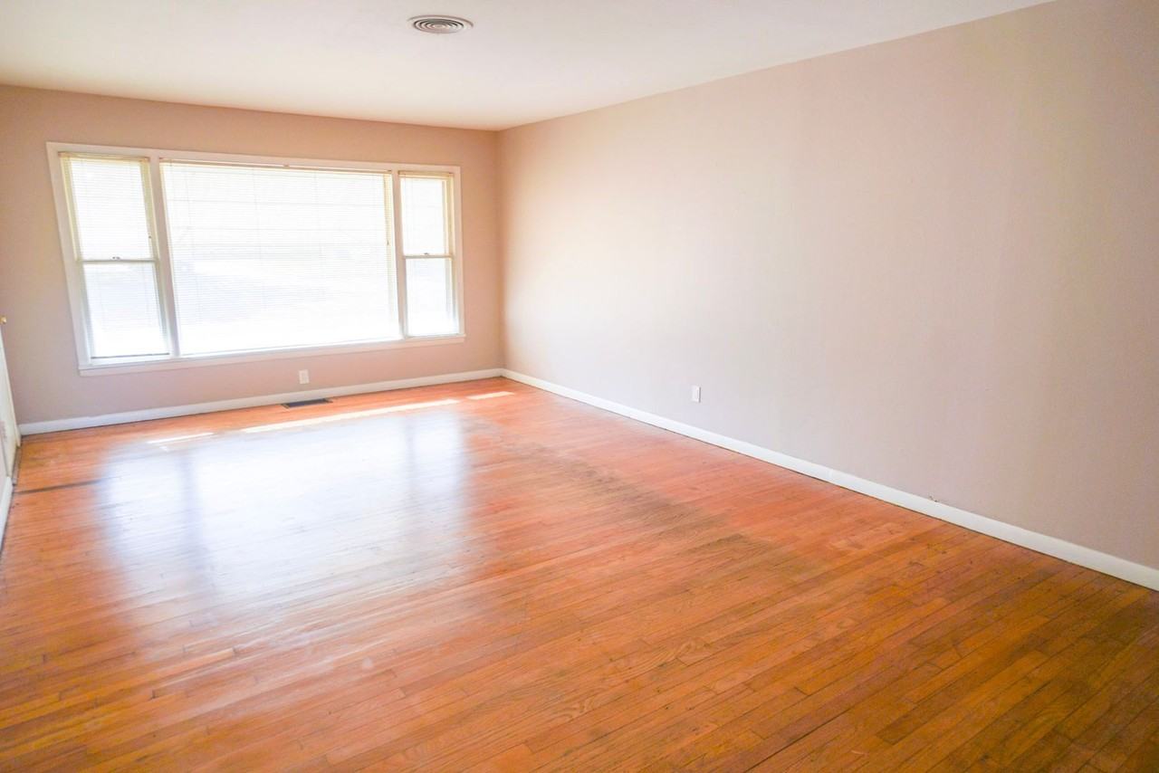 1131 W Brooks St - Photo 2 of 19