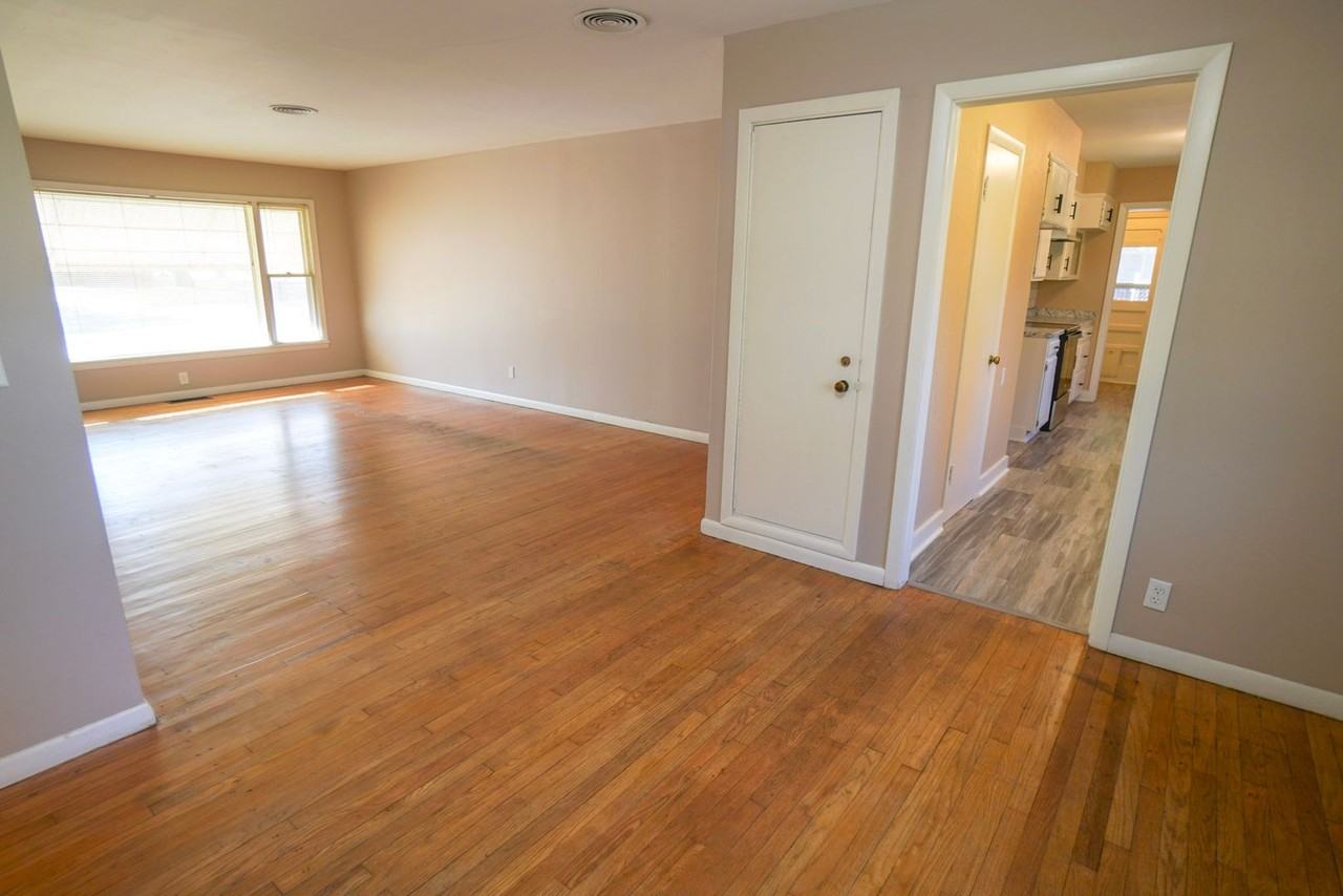1131 W Brooks St - Photo 3 of 19