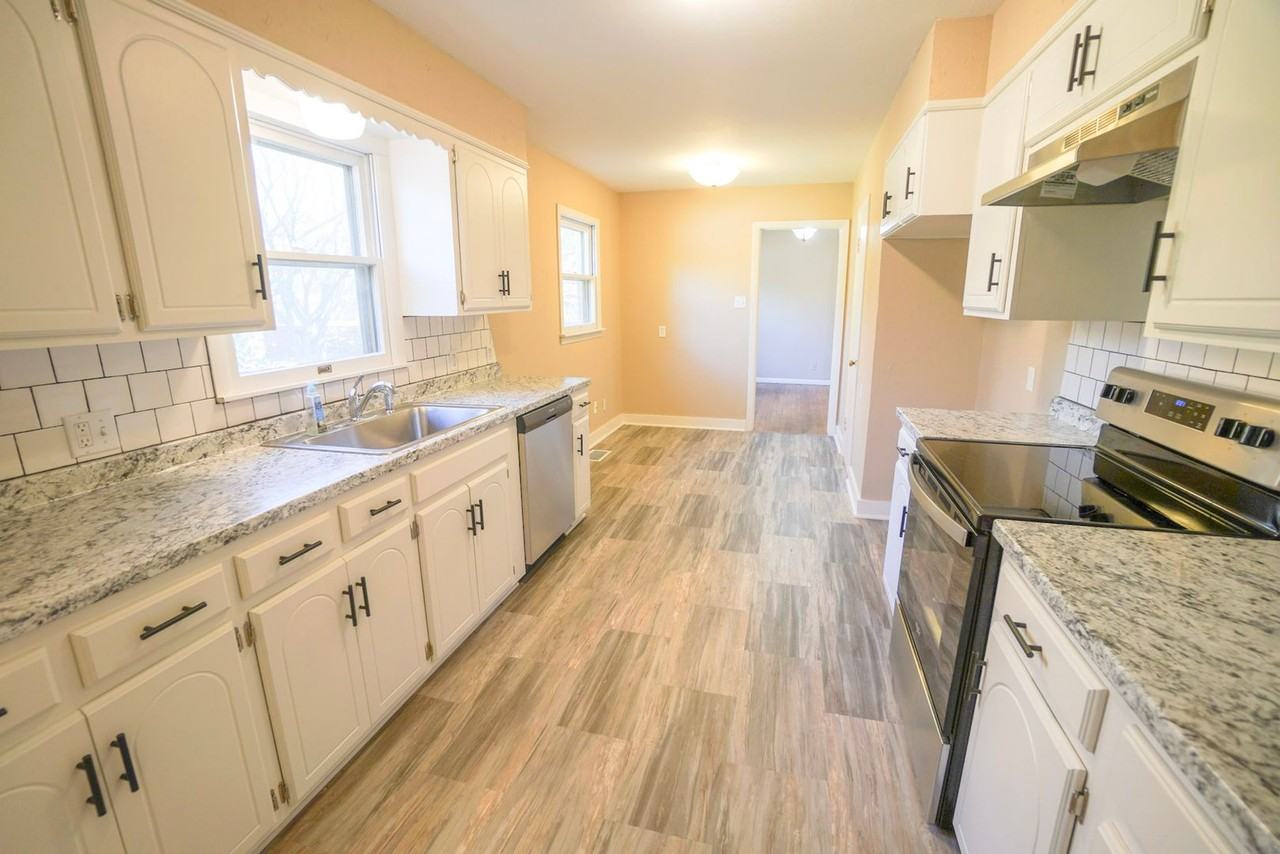 1131 W Brooks St - Photo 4 of 19