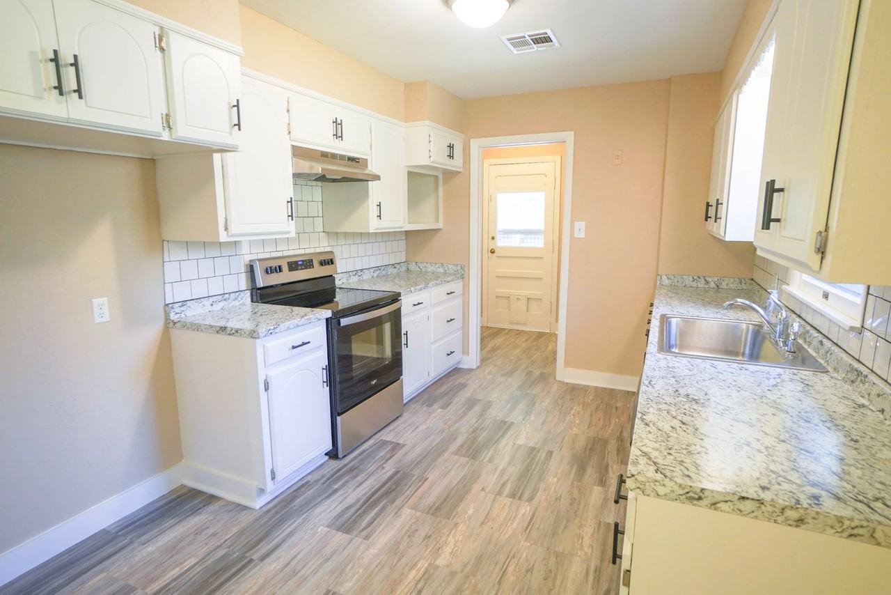 1131 W Brooks St - Photo 5 of 19