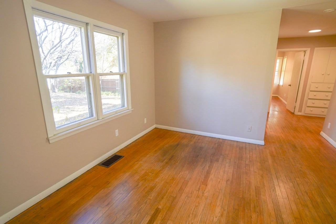 1131 W Brooks St - Photo 6 of 19