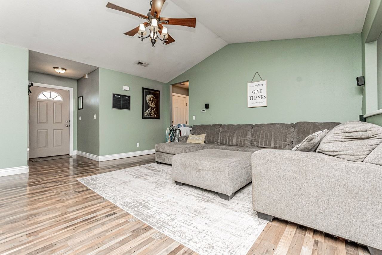 1531 N Clay St - Photo 6 of 31