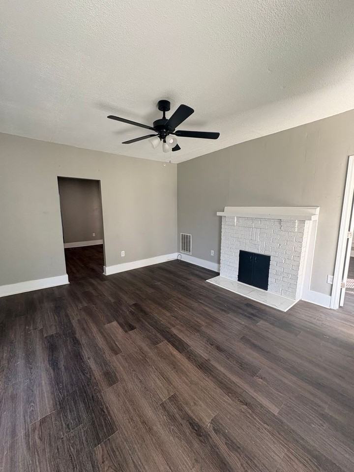1105 S Greenwood Ave - Photo 2 of 17