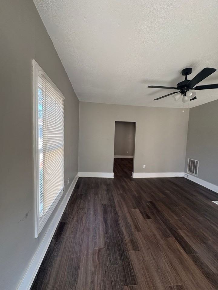 1105 S Greenwood Ave - Photo 3 of 17