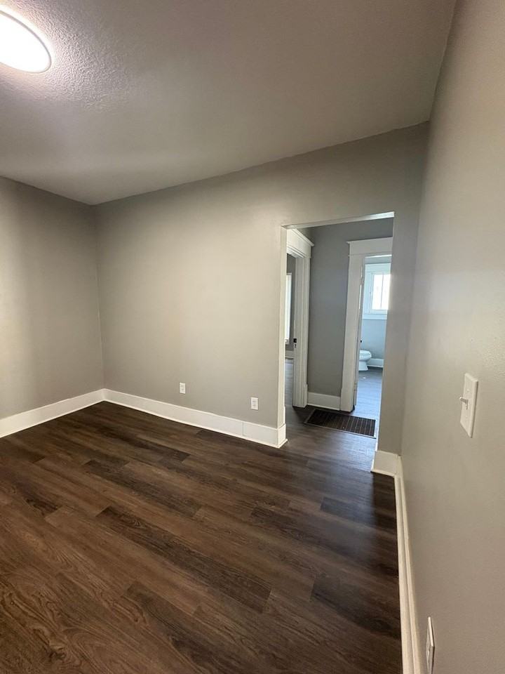 1105 S Greenwood Ave - Photo 5 of 17