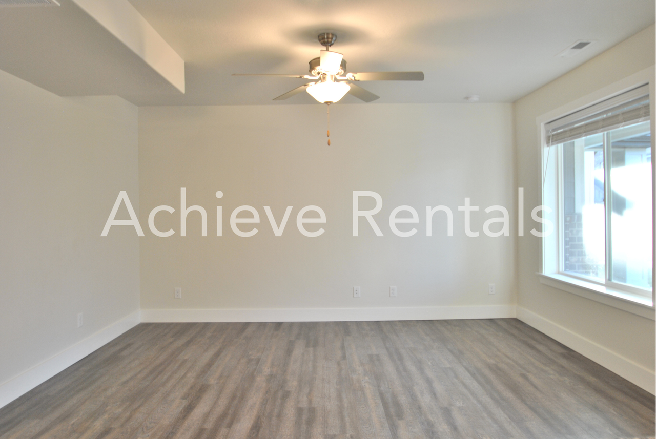 368 E 2075 N - Photo 2 of 15