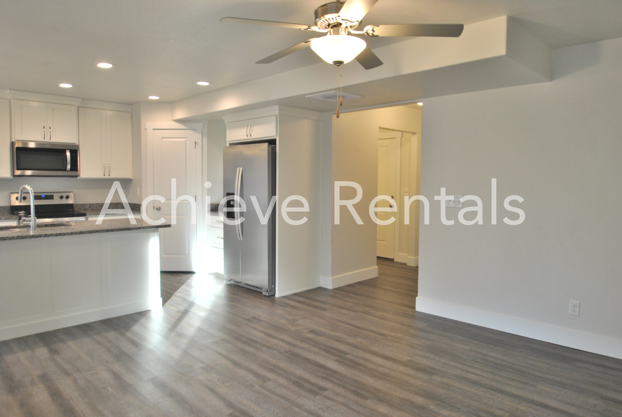 368 E 2075 N - Photo 3 of 15