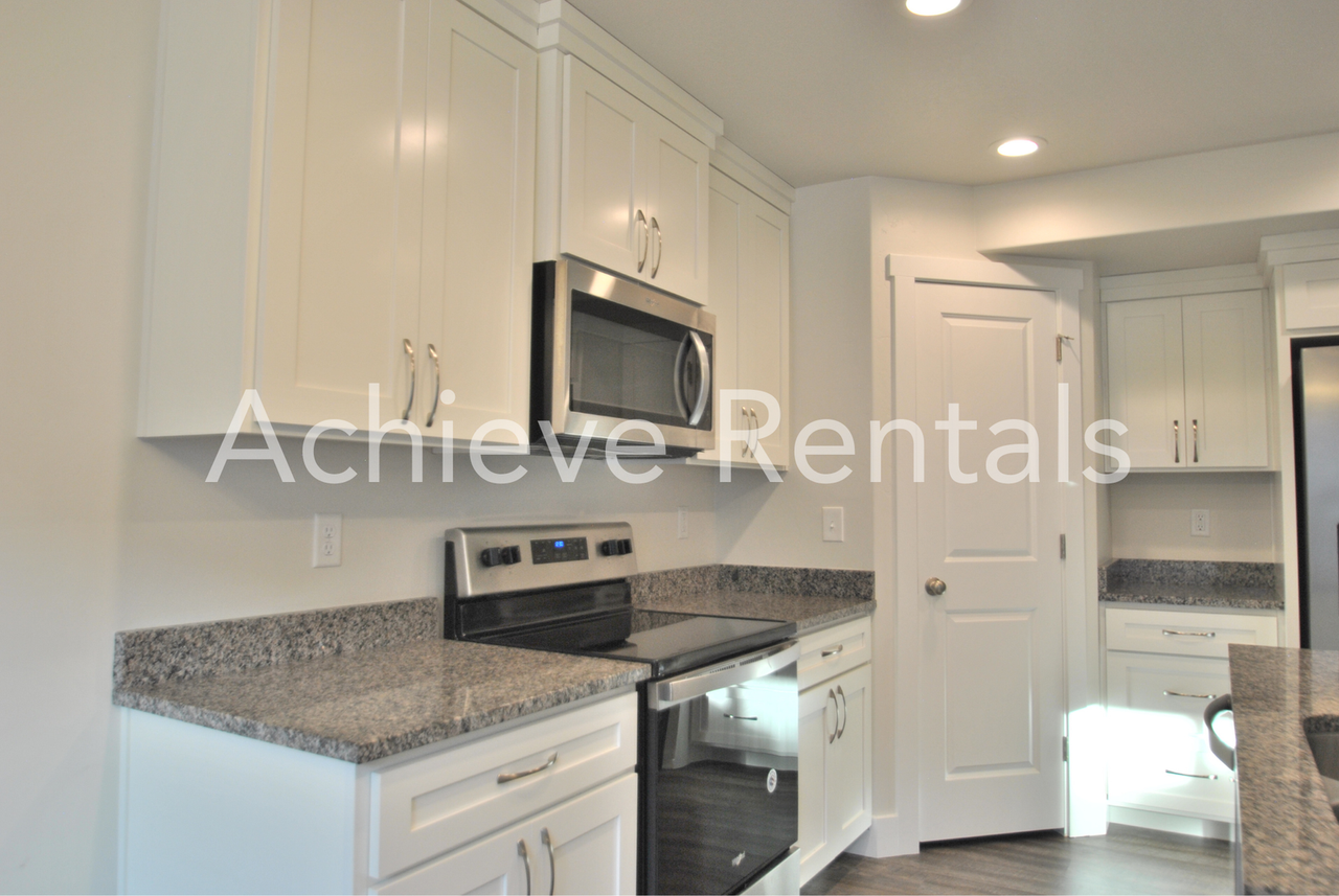 368 E 2075 N - Photo 4 of 15