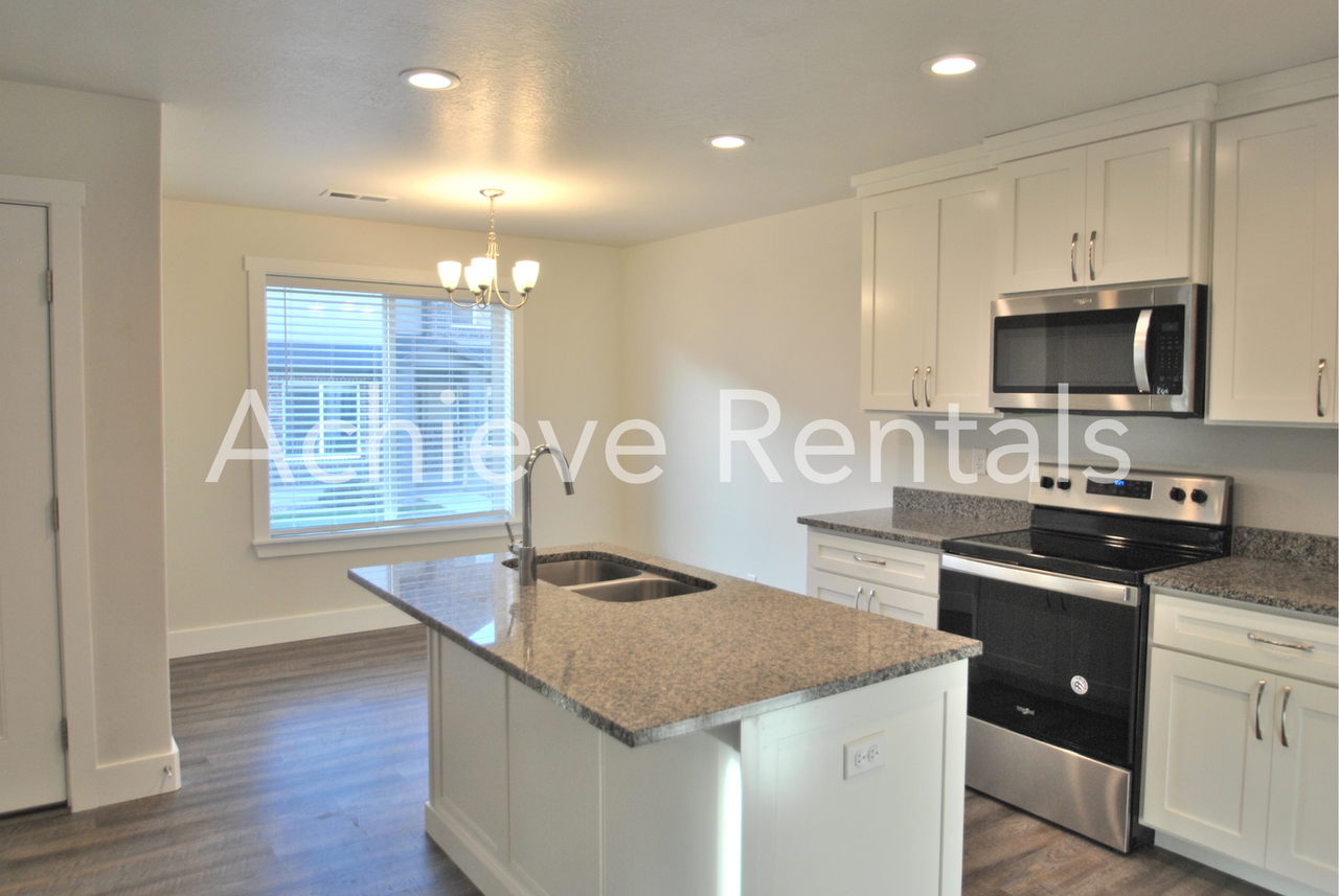 368 E 2075 N - Photo 5 of 15