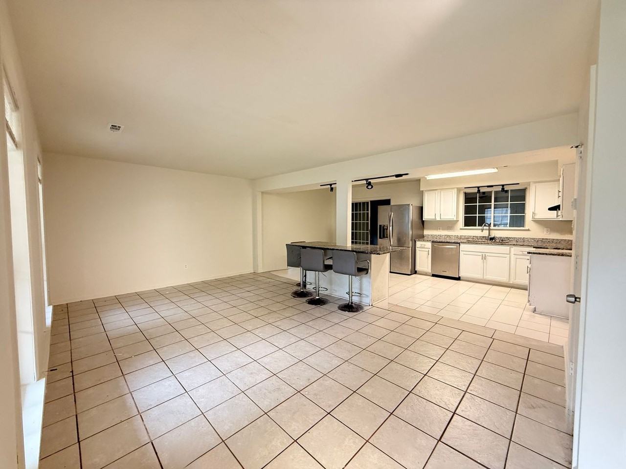 8720 Mornington Dr - Photo 4 of 17