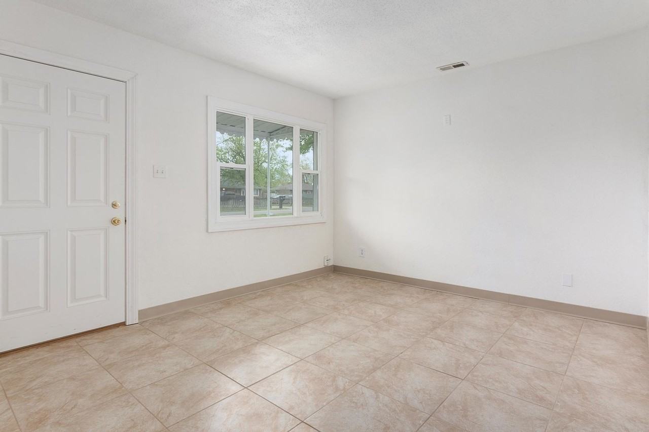 1231 S Denny St - Photo 4 of 18