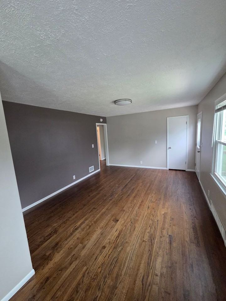 1028 N 77th Ave - Photo 3 of 9