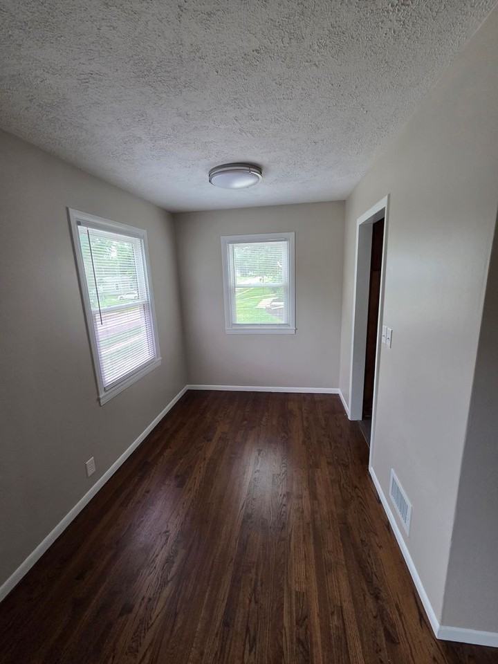 1028 N 77th Ave - Photo 4 of 9