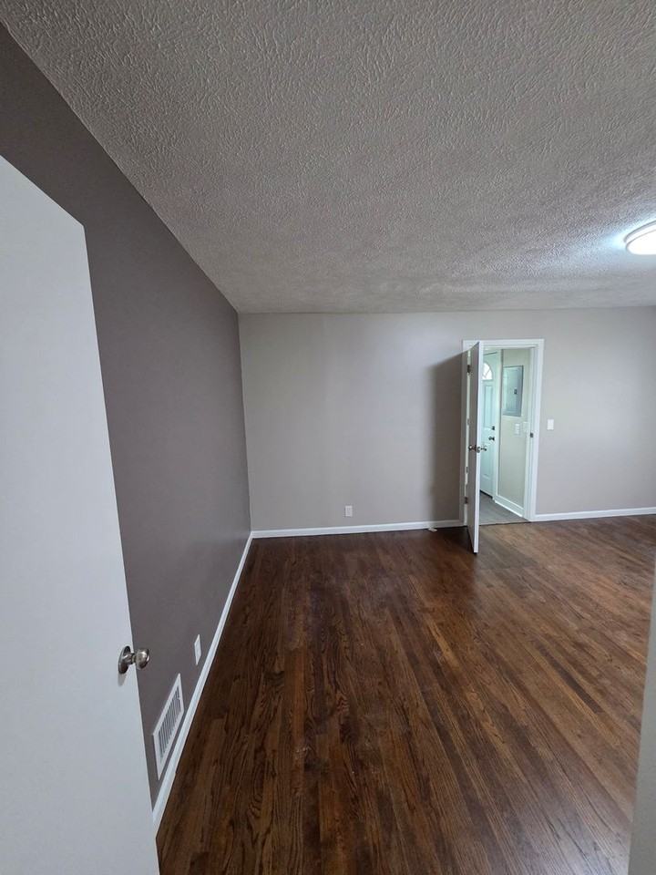 1028 N 77th Ave - Photo 5 of 9