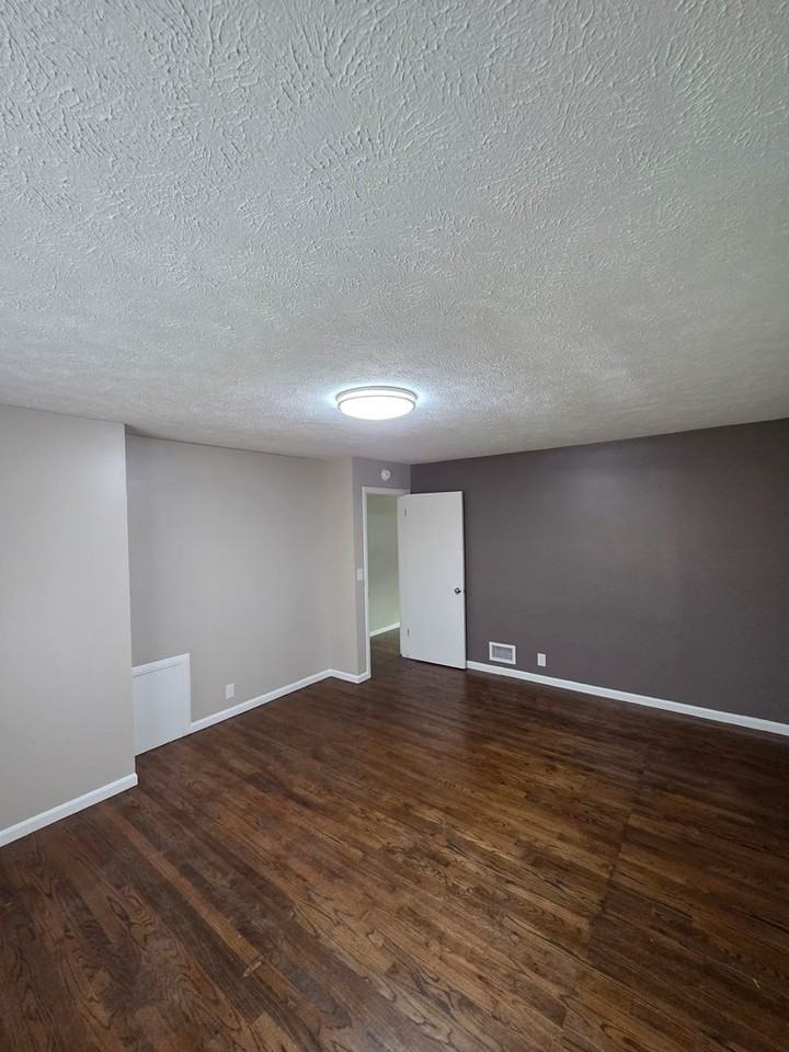1028 N 77th Ave - Photo 6 of 9