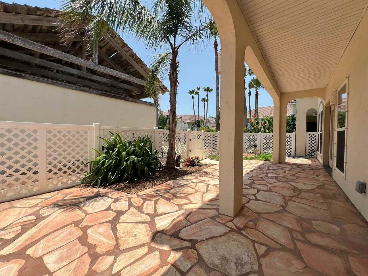 14813 Leeward Dr - Photo 3 of 48