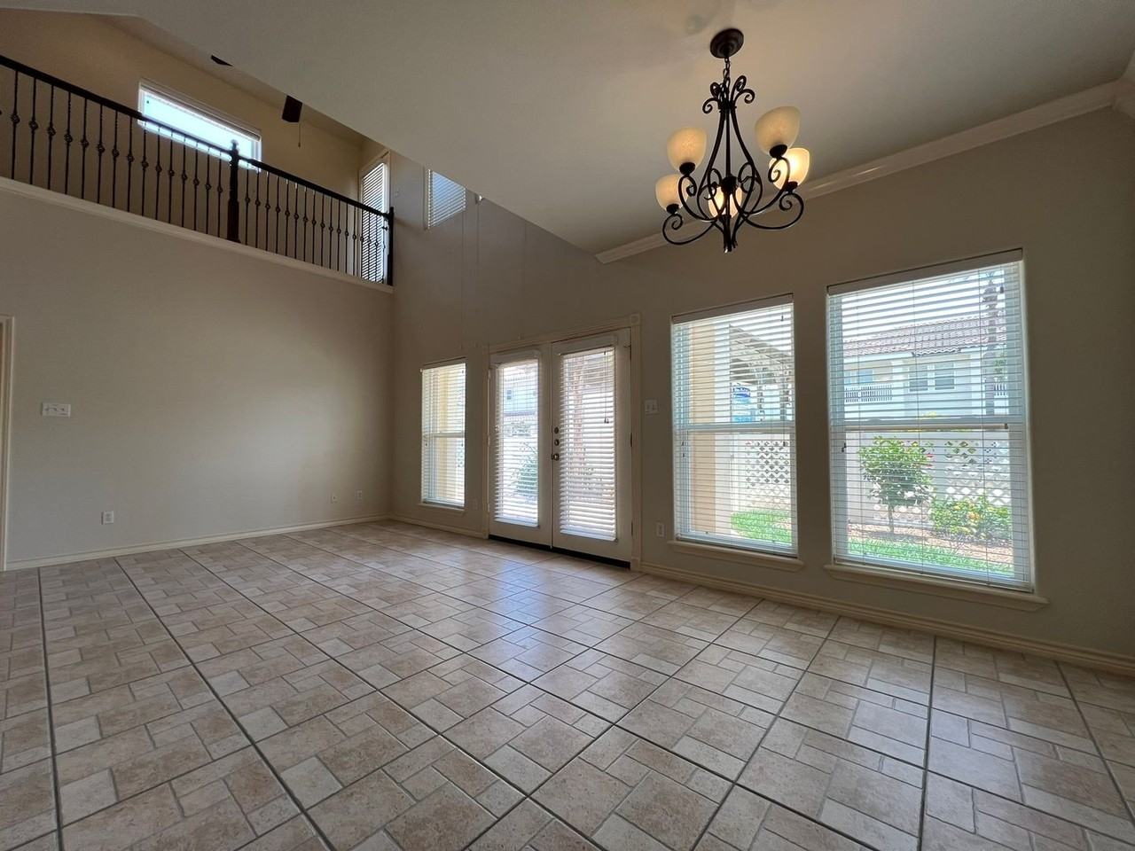 14813 Leeward Dr - Photo 5 of 48