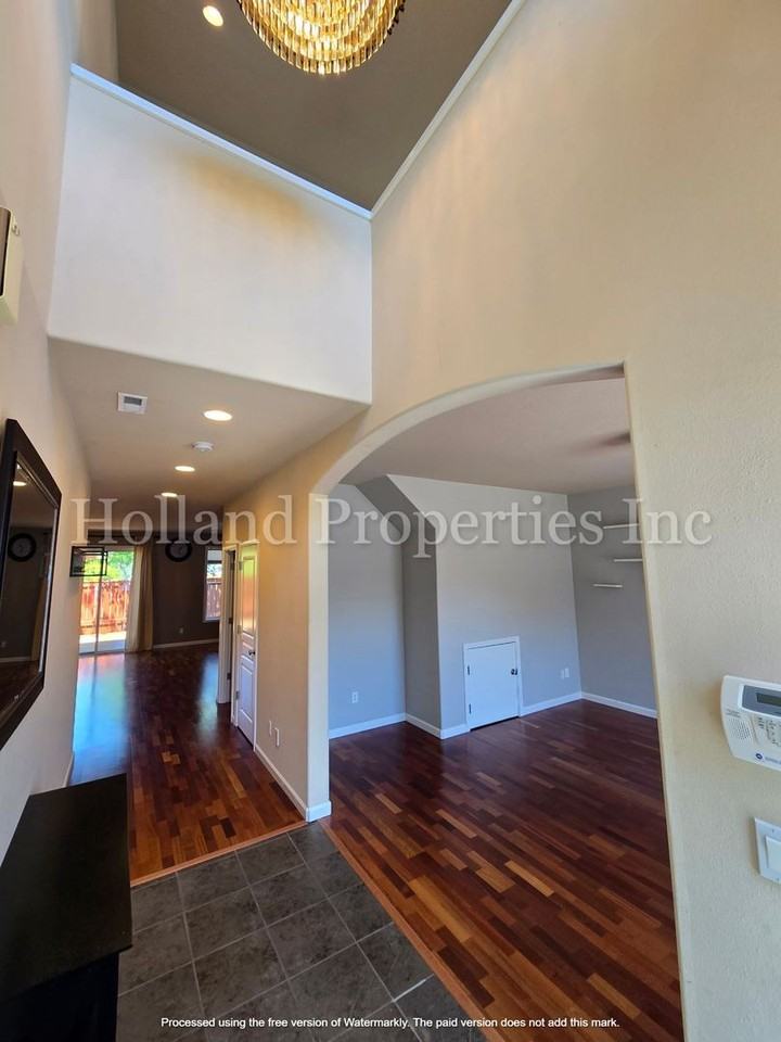 19021 Sw York St - Photo 2 of 14