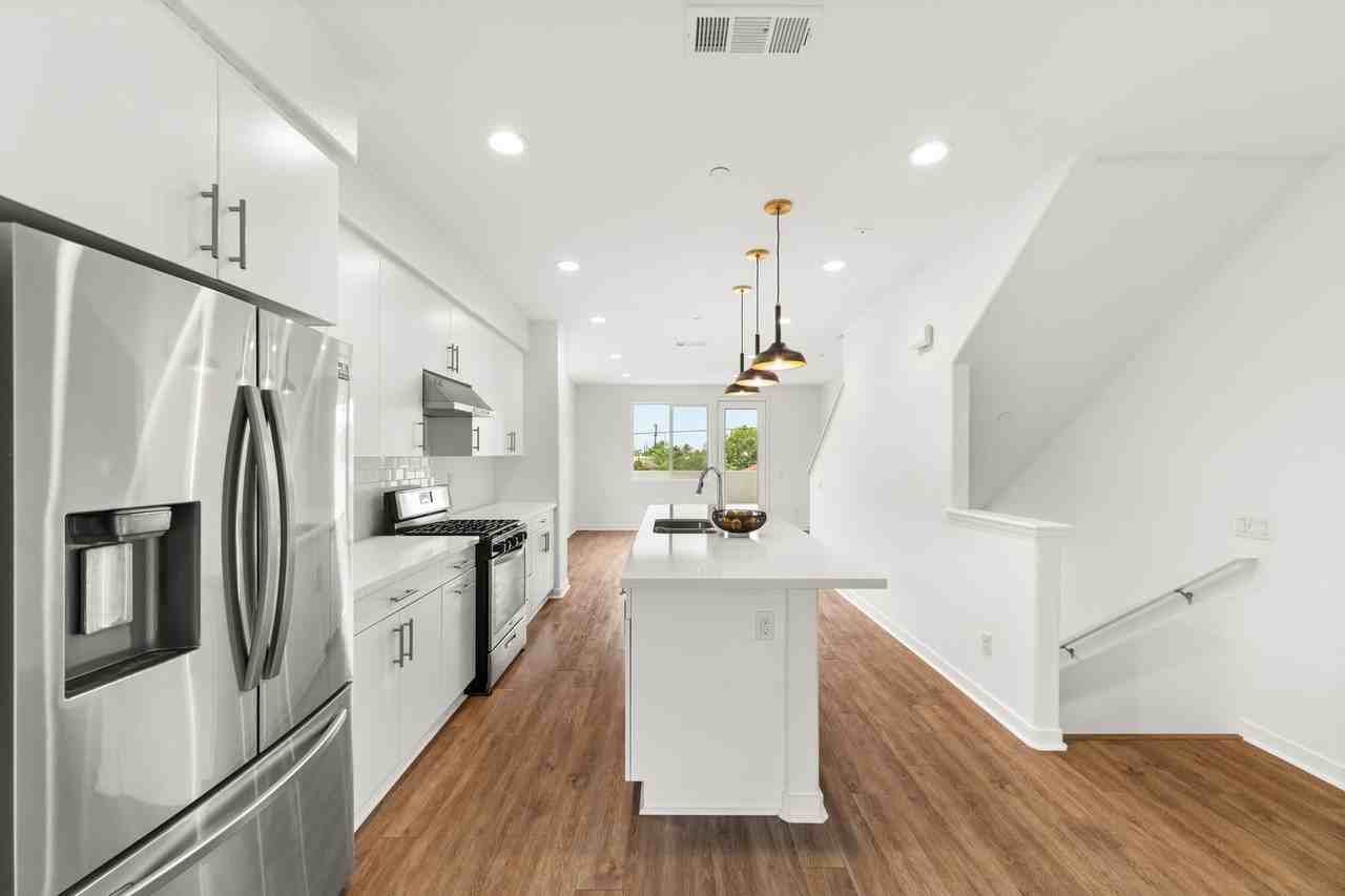 129 N 5th St #F - Photo 3 of 21