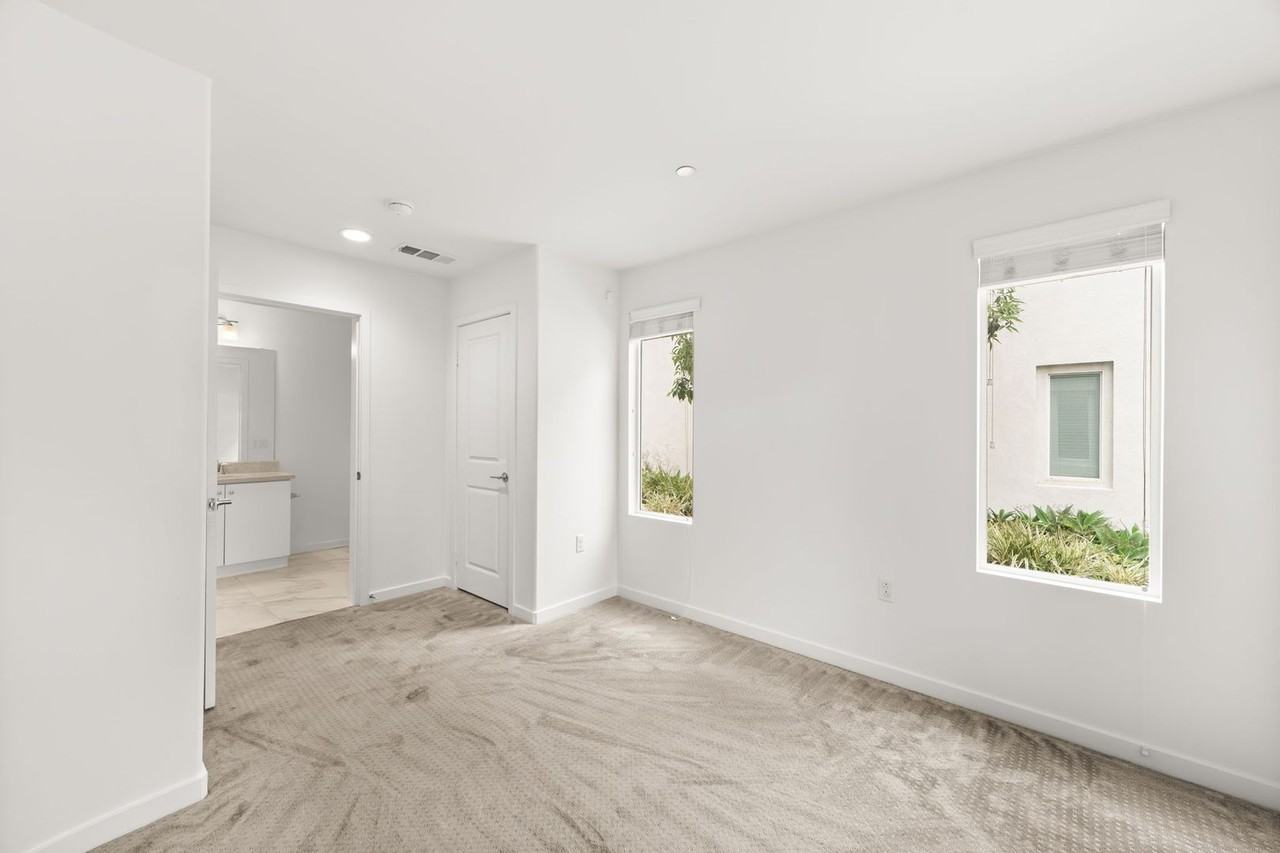 129 N 5th St #F - Photo 3 of 21