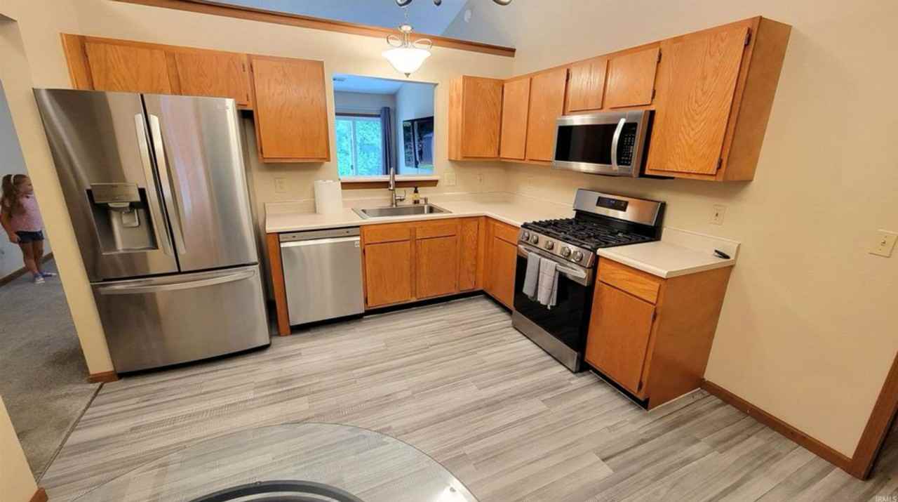 3140 Stratus Dr - Photo 3 of 12