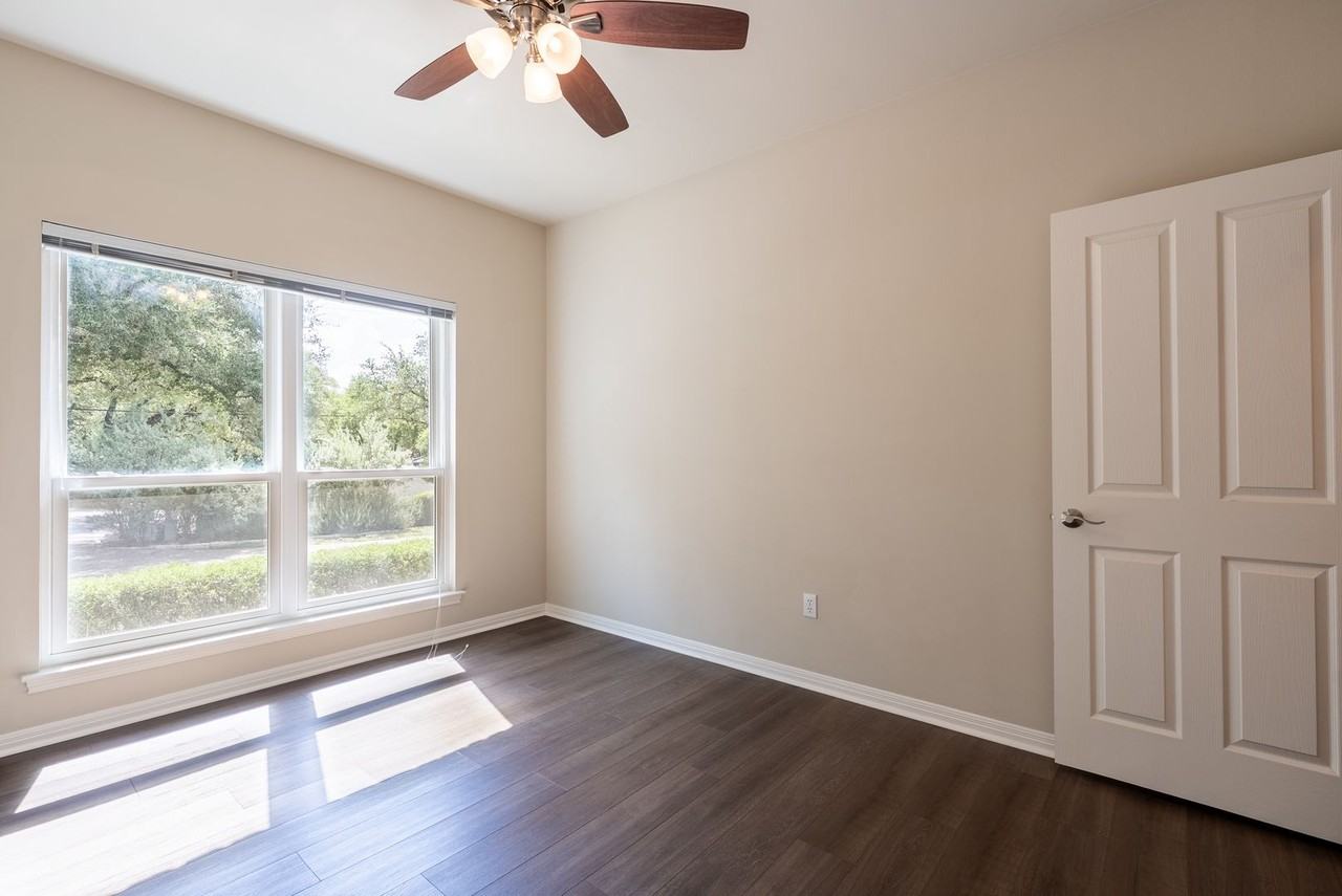 1411 Lakeway Dr - Photo 4 of 22