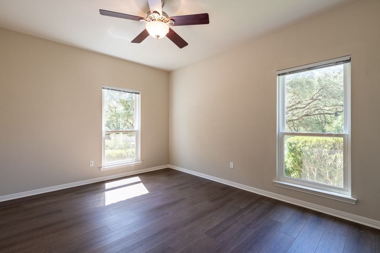 1411 Lakeway Dr - Photo 5 of 22
