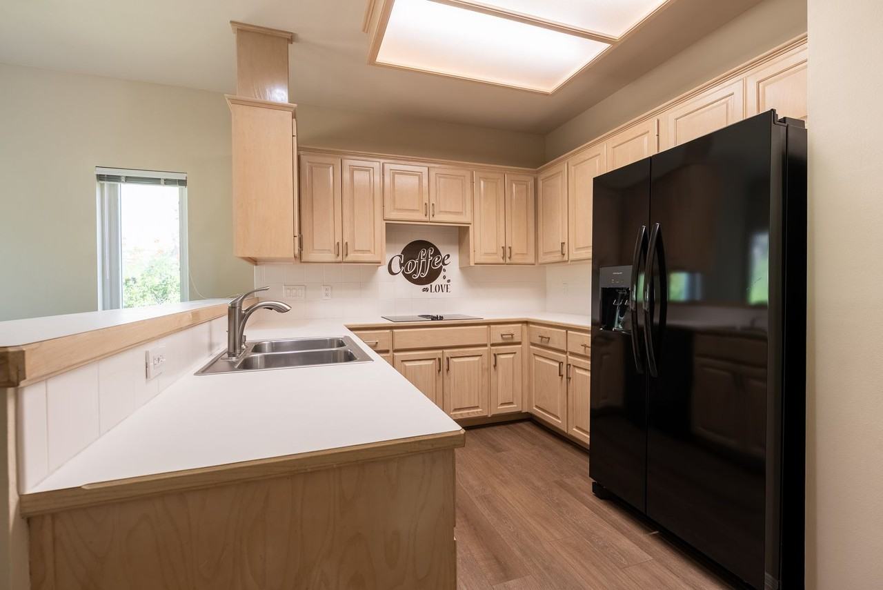 1411 Lakeway Dr - Photo 6 of 22