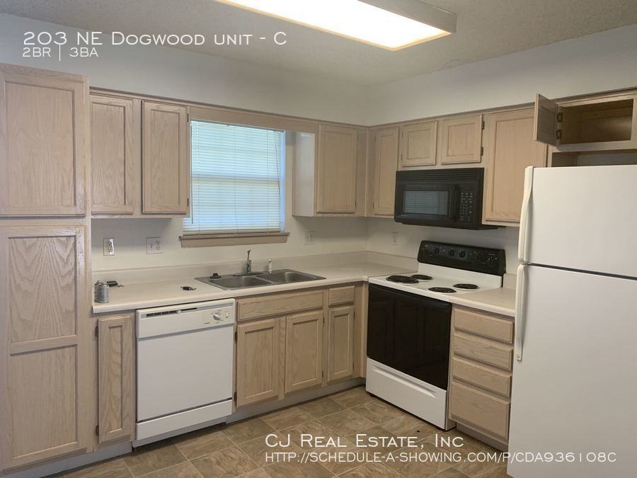 203 203 NE Dogwood unit #C - Photo 2 of 6