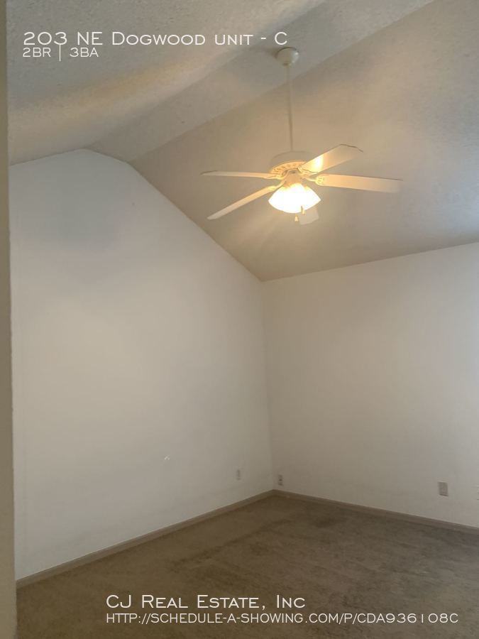 203 203 NE Dogwood unit #C - Photo 3 of 6