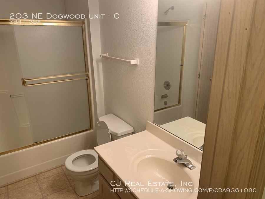 203 203 NE Dogwood unit #C - Photo 4 of 6